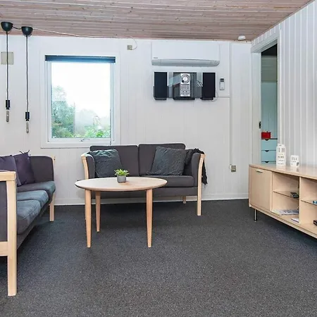 Three-bedroom Holiday In 2 *