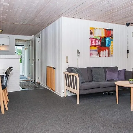 Three-bedroom Holiday In 2 Semesterbostad *