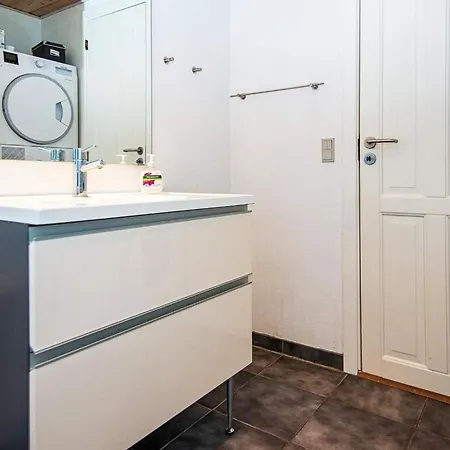 Three-bedroom Holiday In 2 * Hemmet