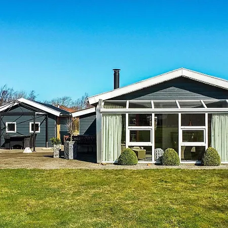 Three-bedroom Holiday In 2 *